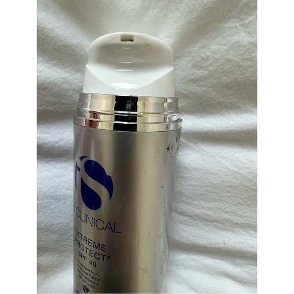 Is Clinical Extreme Protect SPF 40 BRONZE - Picture 2 of 5